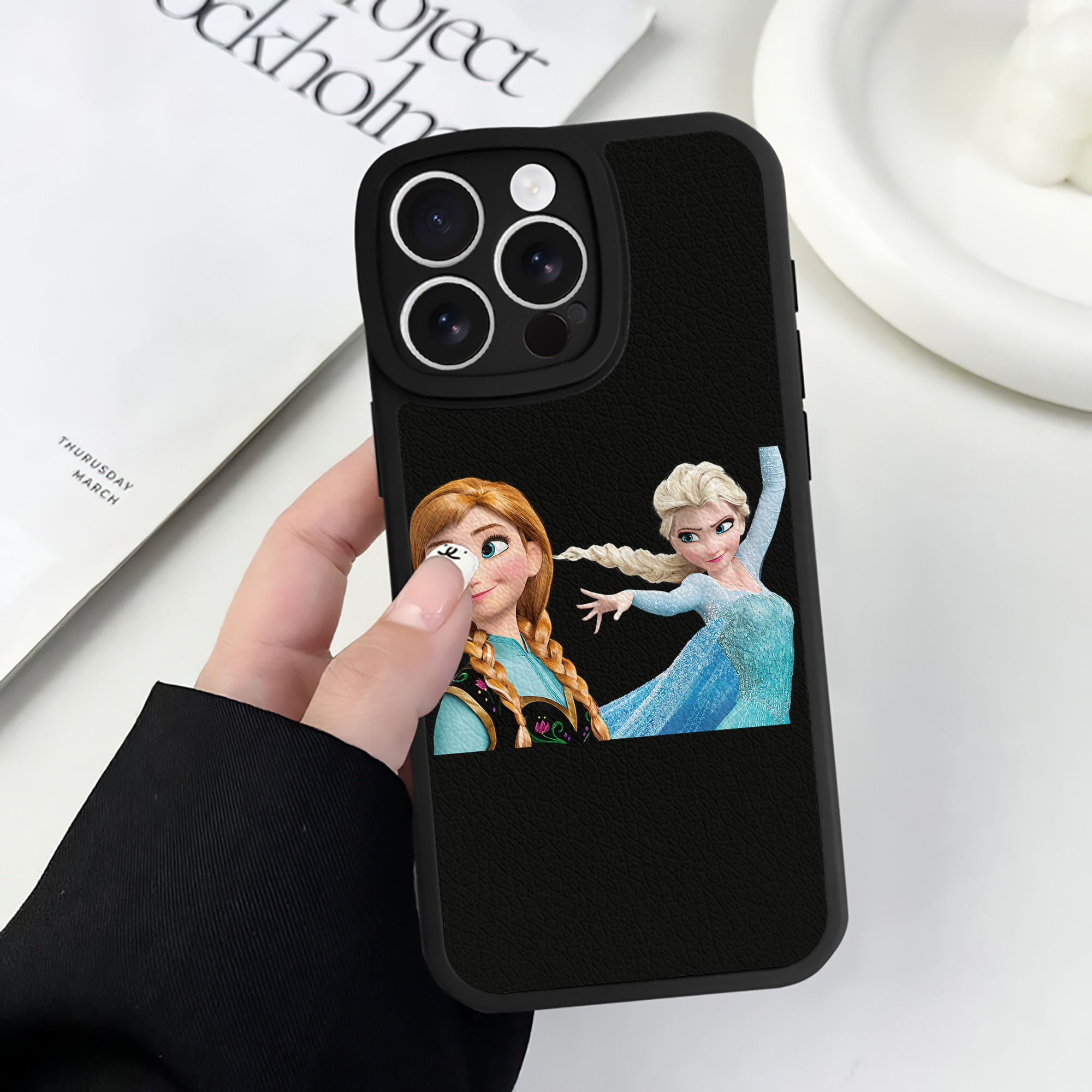 （画像用） アナと雪の女王 アンナ エルサ Frozen Anna Elsa 【iPhone 16シリーズ対応】シリコンスマホケース（レザー調） 材質：シリコン